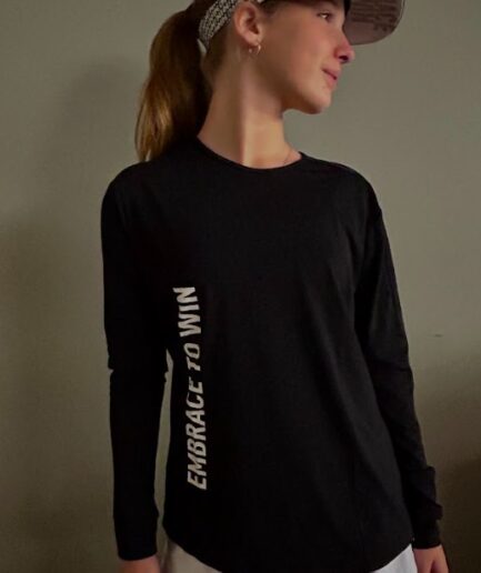 Camiseta Feminina Manga Longa Preta Embrace to Win